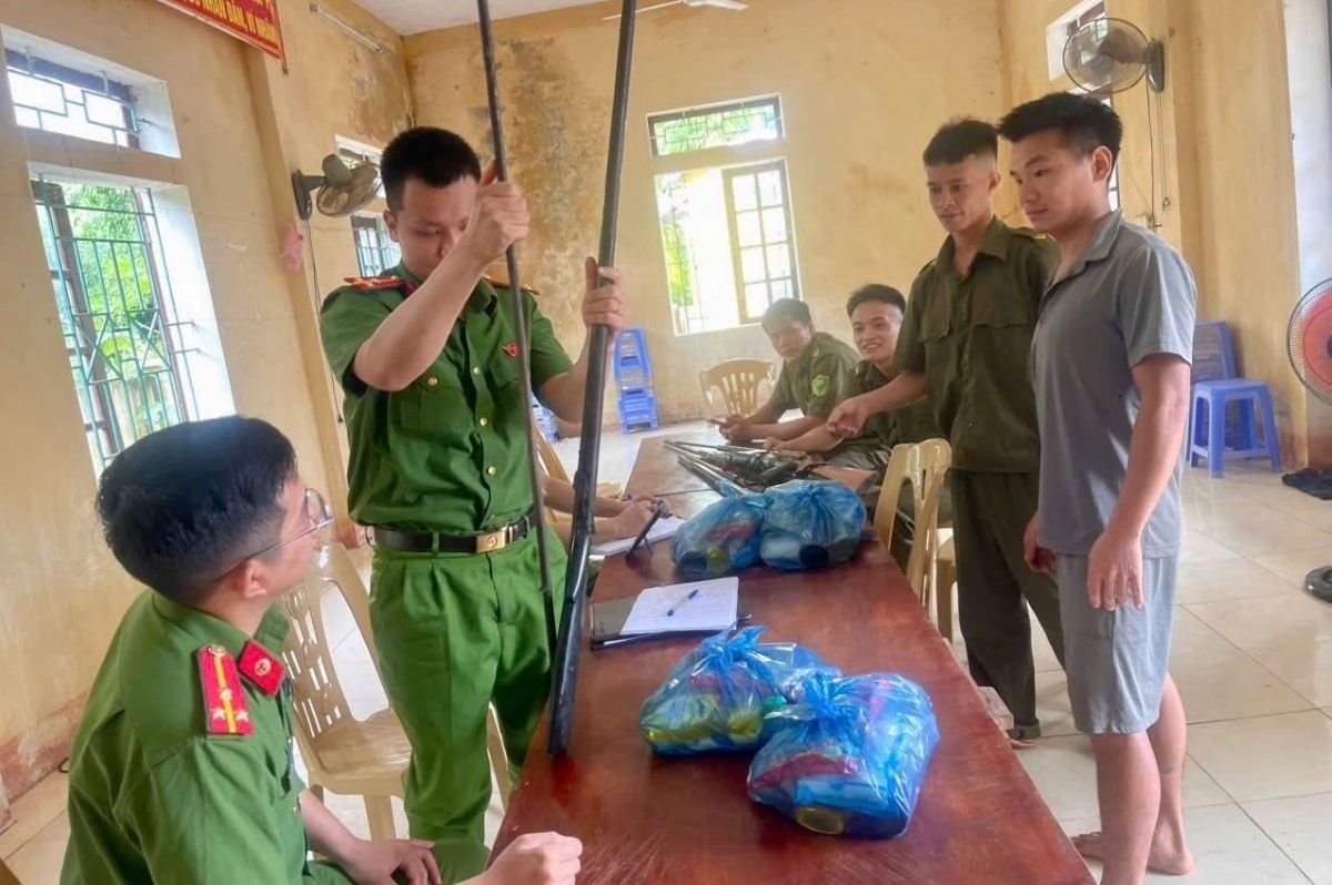 Người dân tự nguyện giao nộp súng tự chế, vũ khí.(ảnh CACC) Người dân tự nguyện giao nộp súng tự chế, vũ khí.(ảnh CACC)