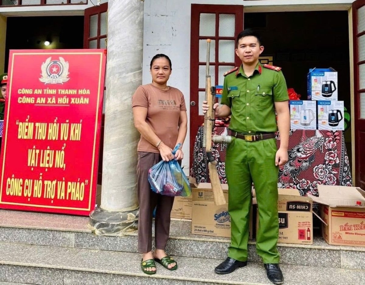 Người dân phấn khởi khi đổi VK lấy quà, góp phần mang lại bình yên bản, làng.(ảnh CACC) Người dân phấn khởi khi đổi VK lấy quà, góp phần mang lại bình yên bản, làng.(ảnh CACC)