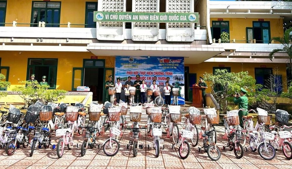 Những phần quà ý nghĩa và thiết thực đến với học sinh vùng biên giới biển xã Mỹ Thủy (Quảng Trị) nhân dịp bước vào năm học mới (Ảnh: CTV)