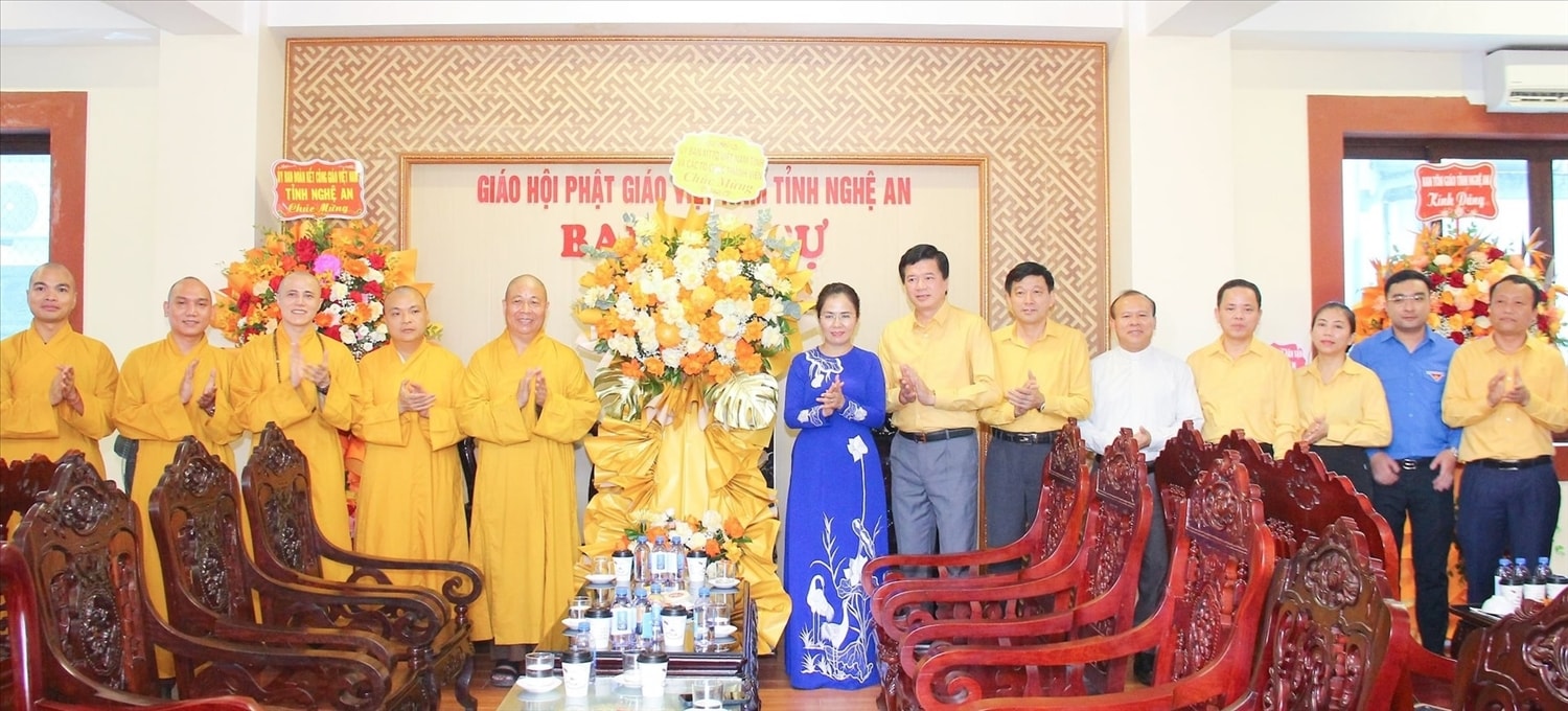 Bà Võ Thị Minh Sinh (áo xanh, đứng giữa)- Phó Bí thư Tỉnh Ủy, Chủ tịch Ủy ban MTTQ Việt Nam tỉnh Nghệ An cùng đoàn công tác tặng hoa chúc mừng Ban Trị sự Giáo hội Phật giáo Việt Nam tỉnh Nghệ An (Ảnh: MH) Bà Võ Thị Minh Sinh (áo xanh, đứng giữa)- Phó Bí thư Tỉnh Ủy, Chủ tịch Ủy ban MTTQ Việt Nam tỉnh Nghệ An cùng đoàn công tác tặng hoa chúc mừng Ban Trị sự Giáo hội Phật giáo Việt Nam tỉnh Nghệ An (Ảnh: MH)