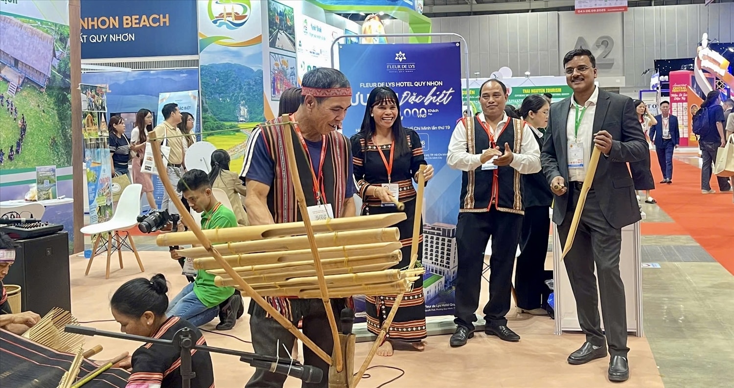 Khách nước ngoài trải nghiệm, tìm hiểu về các làn điệu dân ca cùng nhạc cụ truyền thống như đàn t’rưng, đàn goong Khách nước ngoài trải nghiệm, tìm hiểu về các làn điệu dân ca cùng nhạc cụ truyền thống như đàn t’rưng, đàn goong