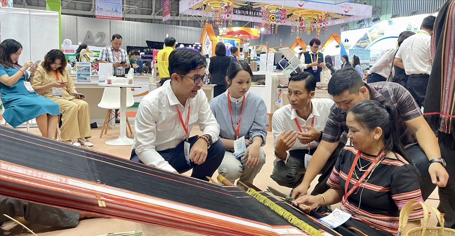 Khách tham quan, tìm hiểu về nghề đan lát truyền thống của đồng bào Gia Rai, tỉnh Gia Lai tại Hội chợ Khách tham quan, tìm hiểu về nghề dệt thổ cẩm truyền thống của đồng bào Gia Rai, tỉnh Gia Lai tại Hội chợ
