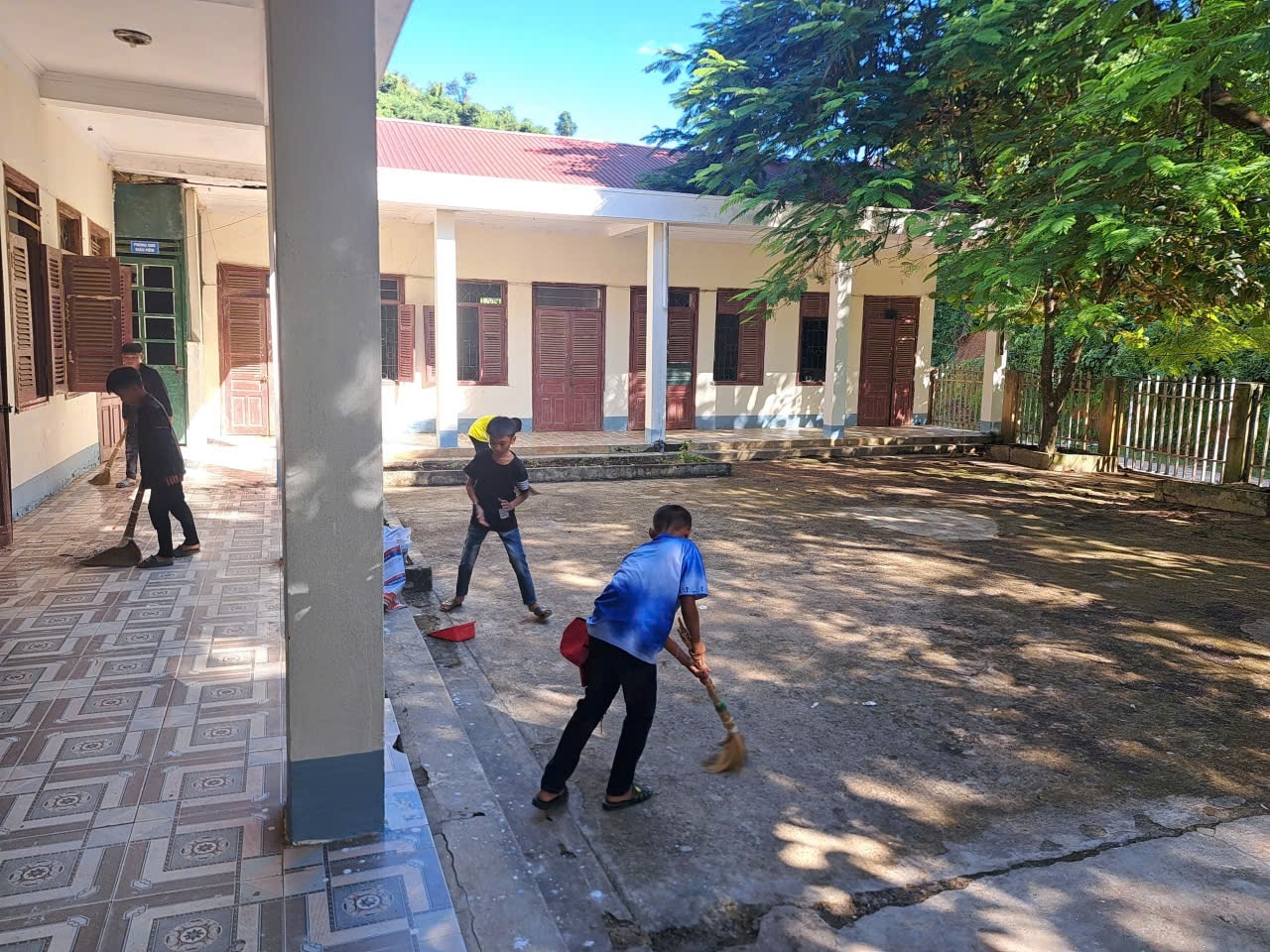 Học sinh Trường  PTDT bán trú THCS Chiềng Sơ quét dọn sân trường chào đón năm học mới