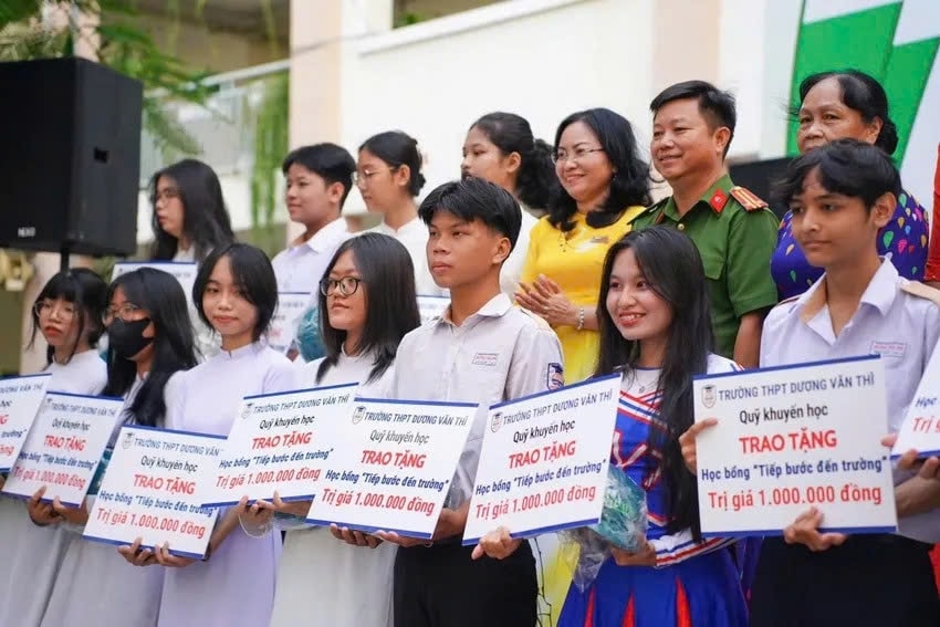 Trường THPT Dương Văn Thì, TP.HCM trao tặng học bổng cho học sinh hiếu học tại lễ khai giảng năm học 2024-2025 - Ảnh: T.T