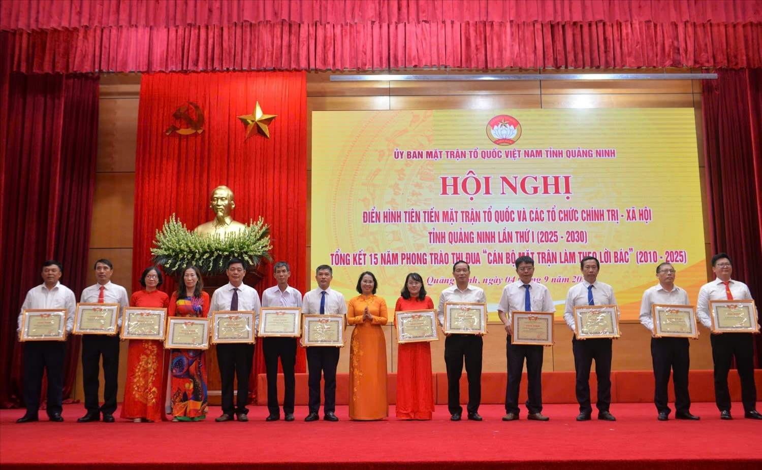 Phó Bí thư Thường trực Tỉnh ủy Quảng Ninh Trịnh Thị Minh Thanh tặng Bằng khen của Ủy ban MTTQ tỉnh cho tập thể có thành tích xuất sắc (Ảnh: Mỹ Dung) Phó Bí thư Thường trực Tỉnh ủy Quảng Ninh Trịnh Thị Minh Thanh (áo dài vàng) tặng Bằng khen của Ủy ban MTTQ tỉnh cho tập thể có thành tích xuất sắc (Ảnh: Mỹ Dung)