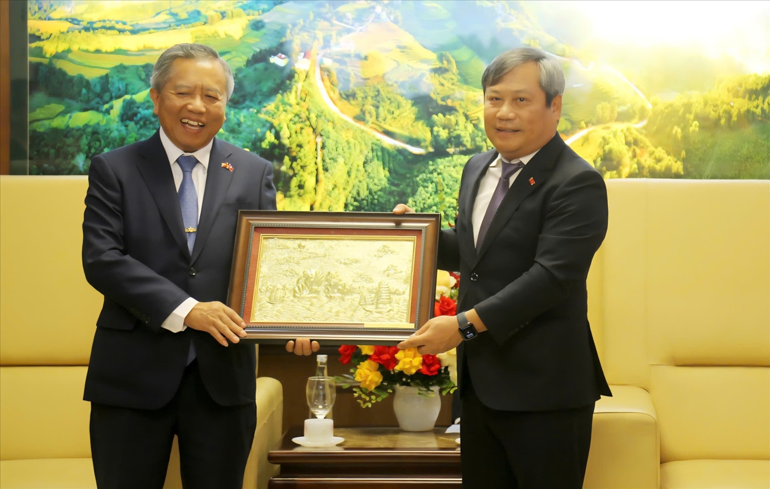 Bí thư Tỉnh ủy Quảng Ninh tặng quà lưu niệm cho Bộ trưởng Bộ Công nghệ và Truyền thông, Chủ tịch Trung ương Hội Hữu nghị Lào - Việt Nam và đoàn công tác Bí thư Tỉnh ủy Quảng Ninh (đứng phía bên phải) tặng quà lưu niệm cho Bộ trưởng Bộ Công nghệ và Truyền thông, Chủ tịch Trung ương Hội Hữu nghị Lào - Việt Nam và đoàn công tác