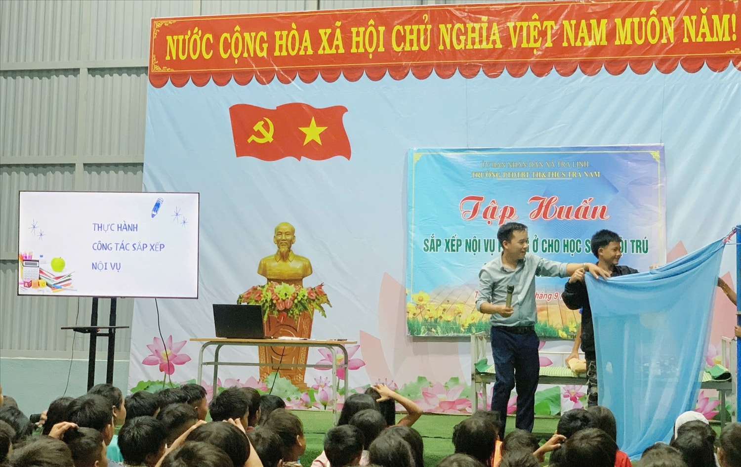 Học sinh ở Trường Trà Nam được tập huấn gấp đồ dùng khi ở nội trú trước khi vào năm học mới. (Ảnh Hồng Vỹ).