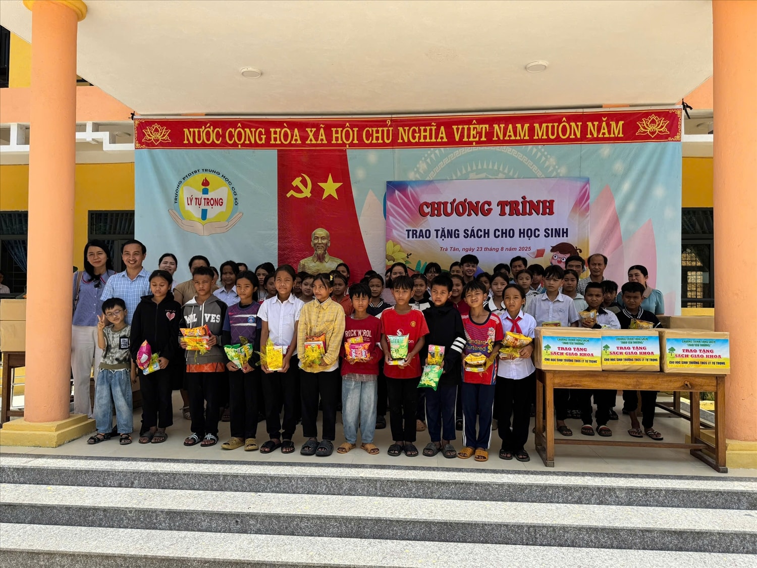 Học sinh nghèo ở xã Trà Tân được nhận quà trước thềm năm học mới. (Ảnh Hồng Lai).