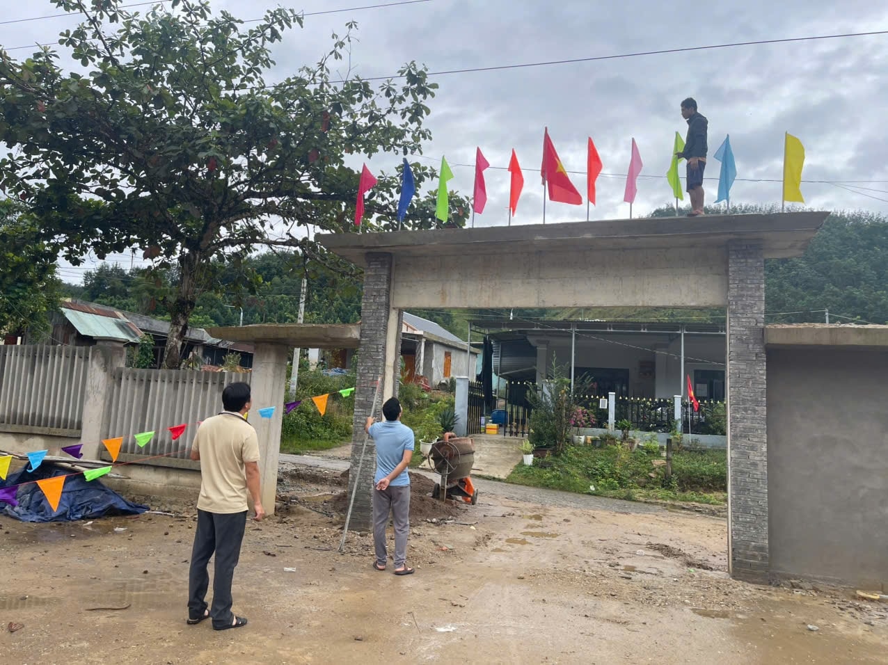Trang trí cổng trường chuẩn bị cho lễ khai giảng ở Trà Linh. (Ảnh Hồng Vỹ).