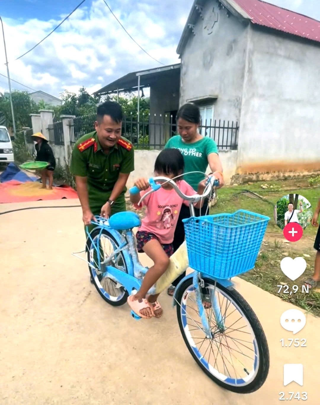 Nhiều trẻ em vùng cao được các mạnh thường quân hỗ trợ, giúp đỡ thông qua các livestream của anh Đức.(ảnh CACC) Nhiều trẻ em vùng cao được các mạnh thường quân hỗ trợ, giúp đỡ thông qua các livestream của Đại úy Hà Văn Đức.(ảnh CACC)