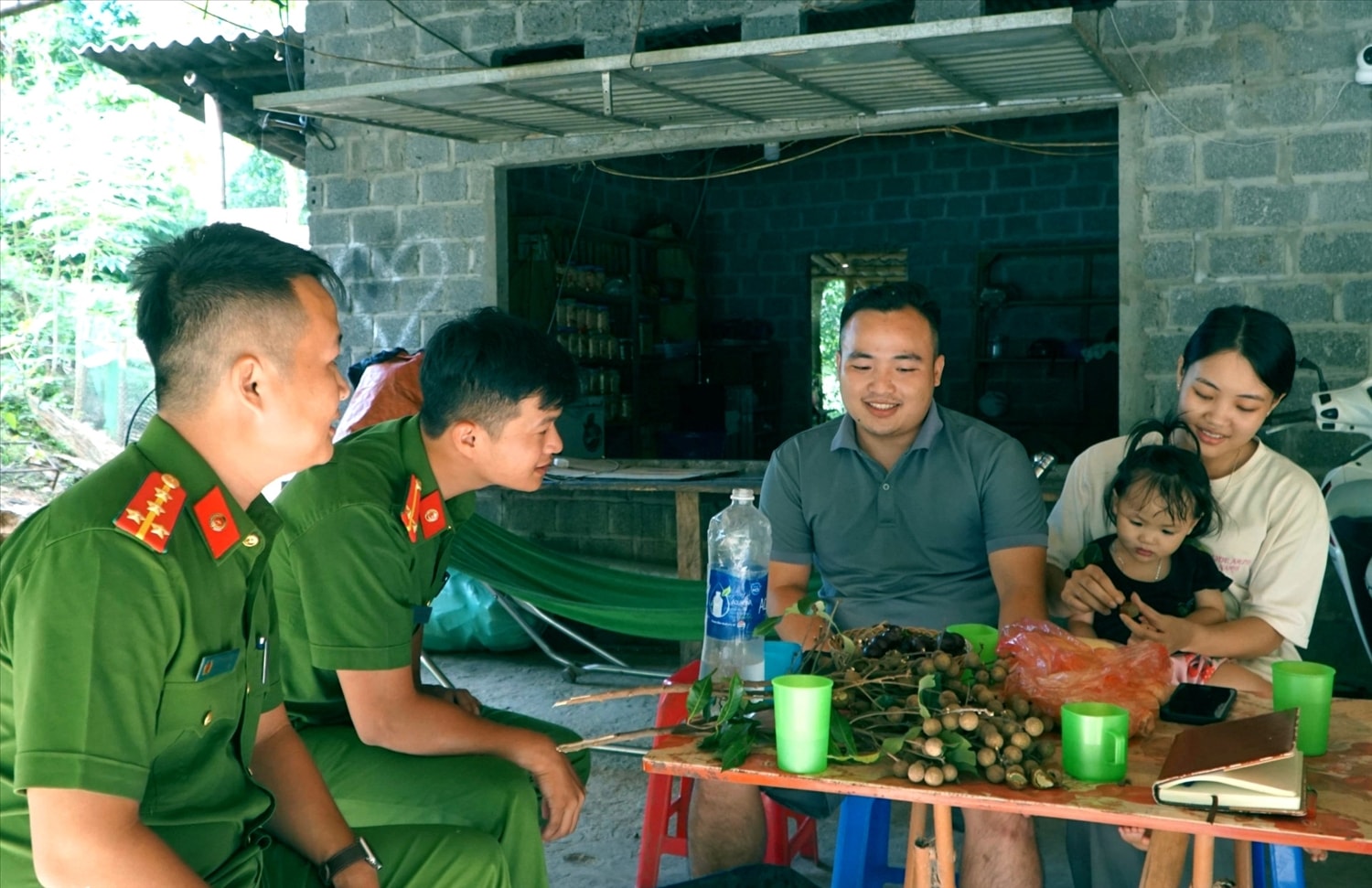 Các chiến sĩ Công an xã Trung Sơn và gia đình anh Phạm Bá Tài - chị Phạm Thị Ngát.(ảnh CACC) Các chiến sĩ Công an xã Trung Sơn và gia đình anh Phạm Bá Tài - chị Phạm Thị Ngát.(ảnh CACC)