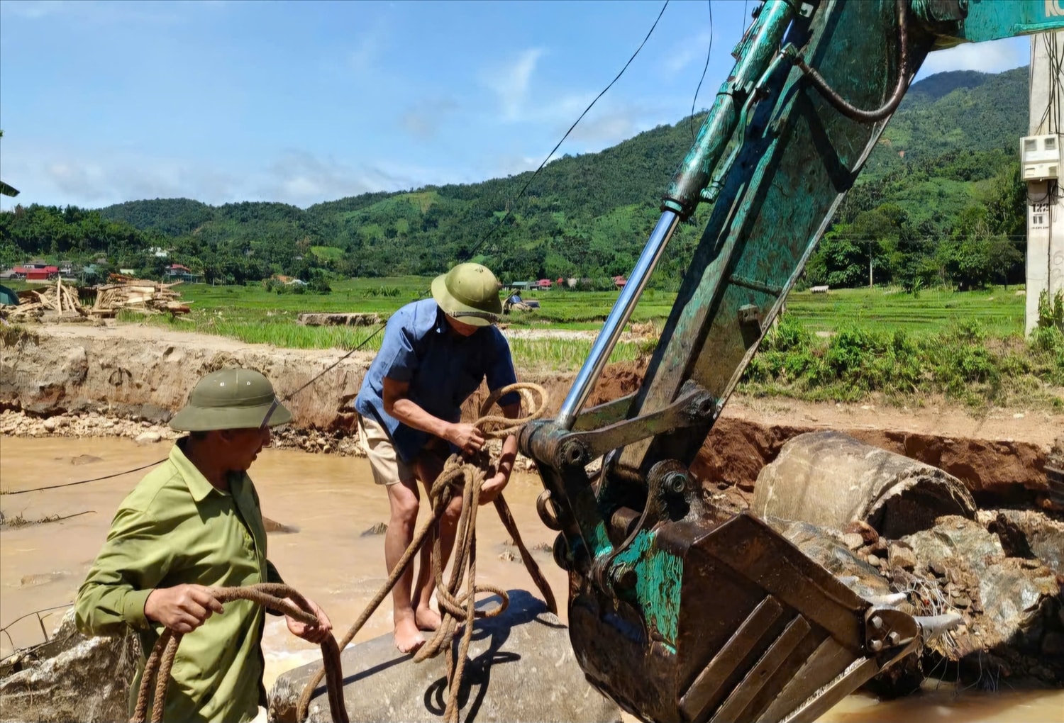 Sau lũ, nhiều công trình thủy lợi ở xã biên giới Tri Lễ được sửa chửa để phục hồi sản xuất (Ảnh: Phạm Tiến)