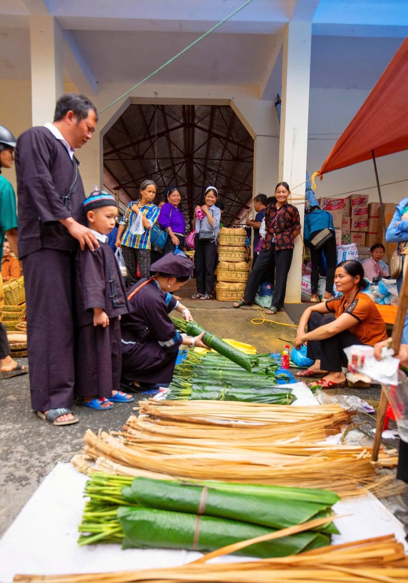 Chợ quê rực rỡ sắc màu, nơi lá gai, lá chuối, lạt giang chất đầy sạp hàng- hình ảnh quen thuộc mỗi mùa Rằm tháng Bảy.