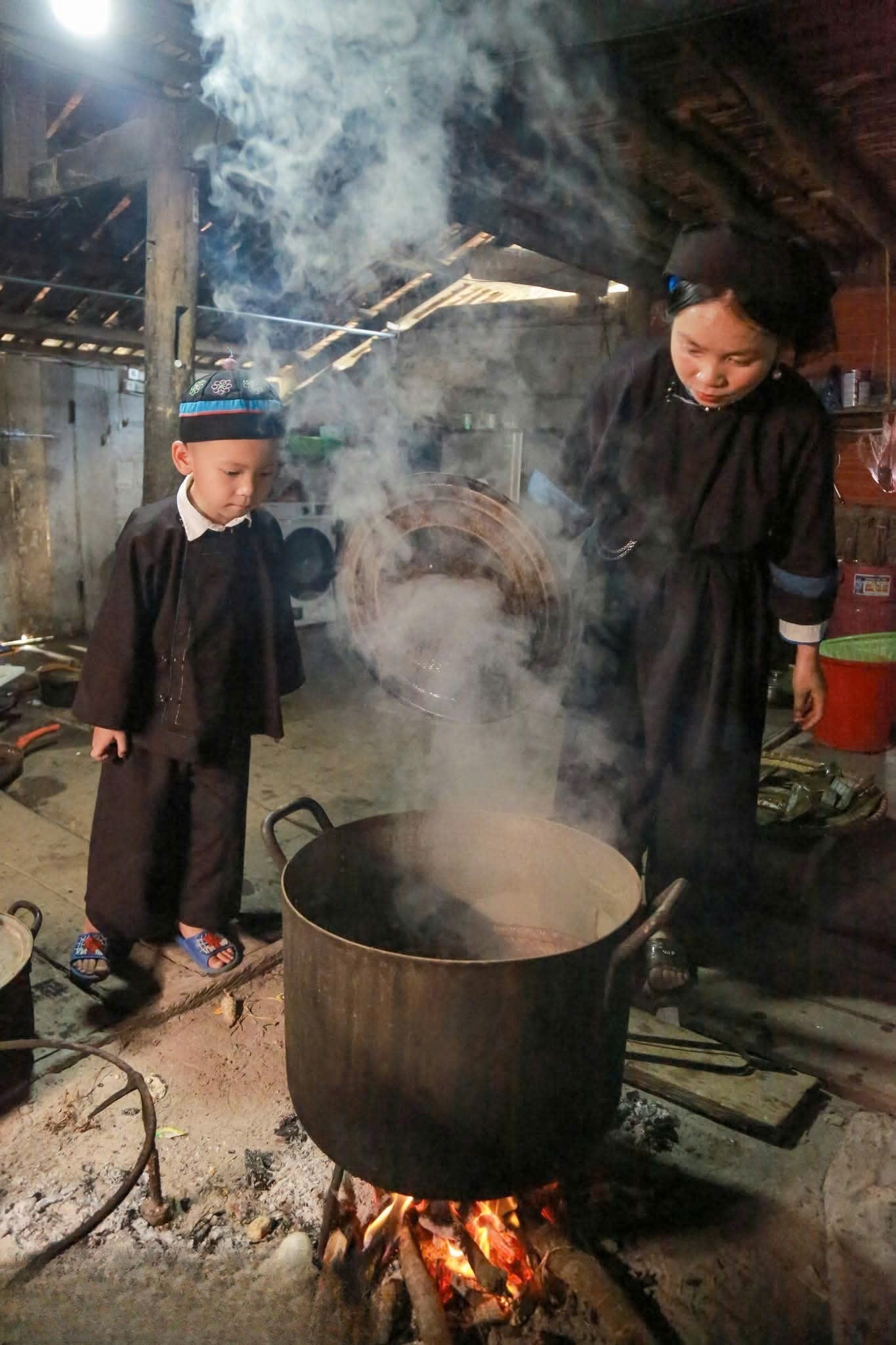 Nồi bánh gai nghi ngút khói, trẻ nhỏ tò mò dõi theo – hình ảnh gợi nhớ ký ức tuổi thơ.