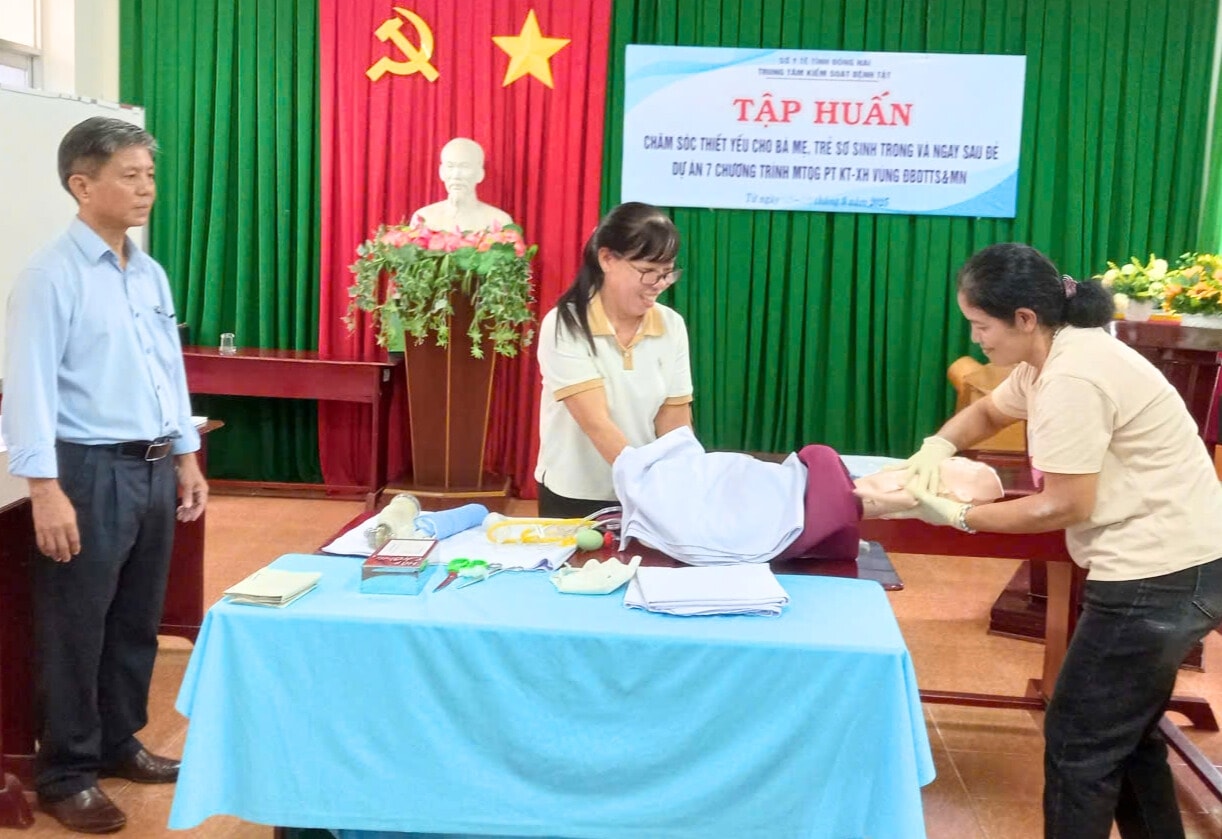 BS.CKII Nguyễn Lương Minh - khoa Sức khỏe sinh sản CDC Đồng Nai hướng dẫn học viên thực hành chăm sóc cho bà mẹ và bé ngay sau đẻ