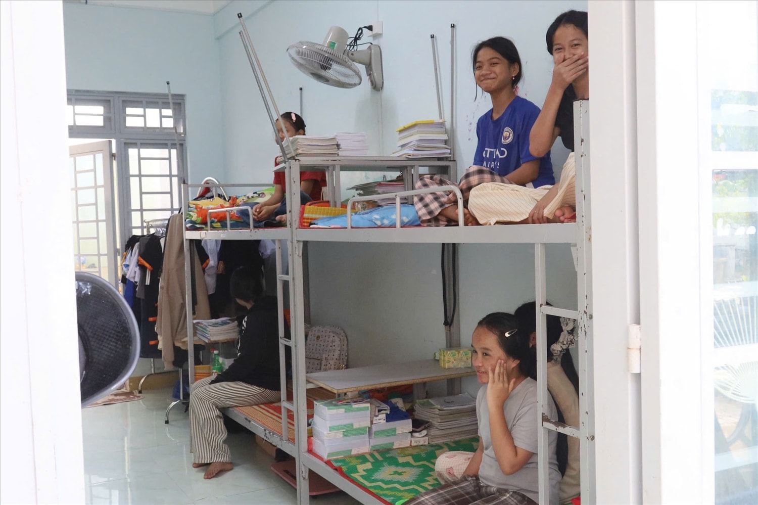 Khu ký túc xá dành cho học sinh Trường Phổ thông Dân tộc Nội trú Trung học Cơ sở Minh Long được trang bị đầy đủ, giúp các em học sinh yên tâm học tập (Ảnh T.T) Khu ký túc xá dành cho học sinh Trường Phổ thông Dân tộc Nội trú Trung học Cơ sở Minh Long được trang bị đầy đủ, giúp các em học sinh yên tâm học tập (Ảnh T.T)
