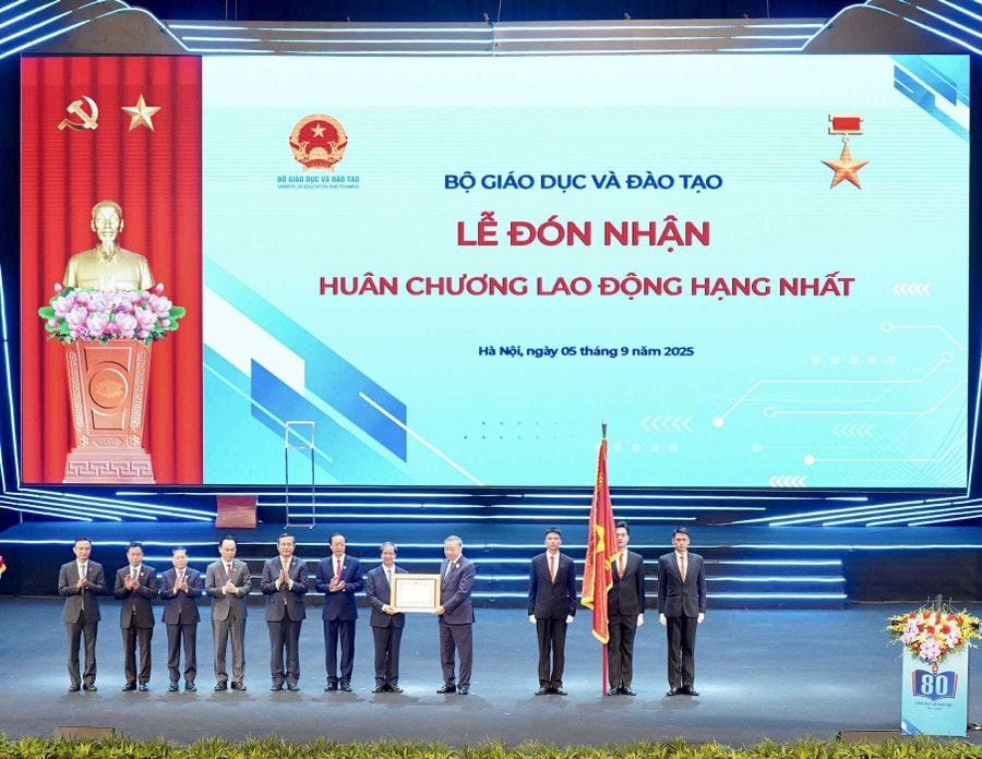 Tổng Bí thư Tô Lâm đã trao tặng Huân chương Lao động hạng Nhất cho Bộ Giáo dục và Đào tạo Tổng Bí thư Tô Lâm đã trao tặng Huân chương Lao động hạng Nhất cho Bộ Giáo dục và Đào tạo