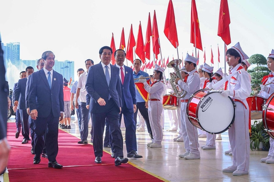 Chủ tịch nước Lương Cường cùng các đại biệu đến dự buổi lễ Chủ tịch nước Lương Cường cùng các đại biệu đến dự buổi lễ