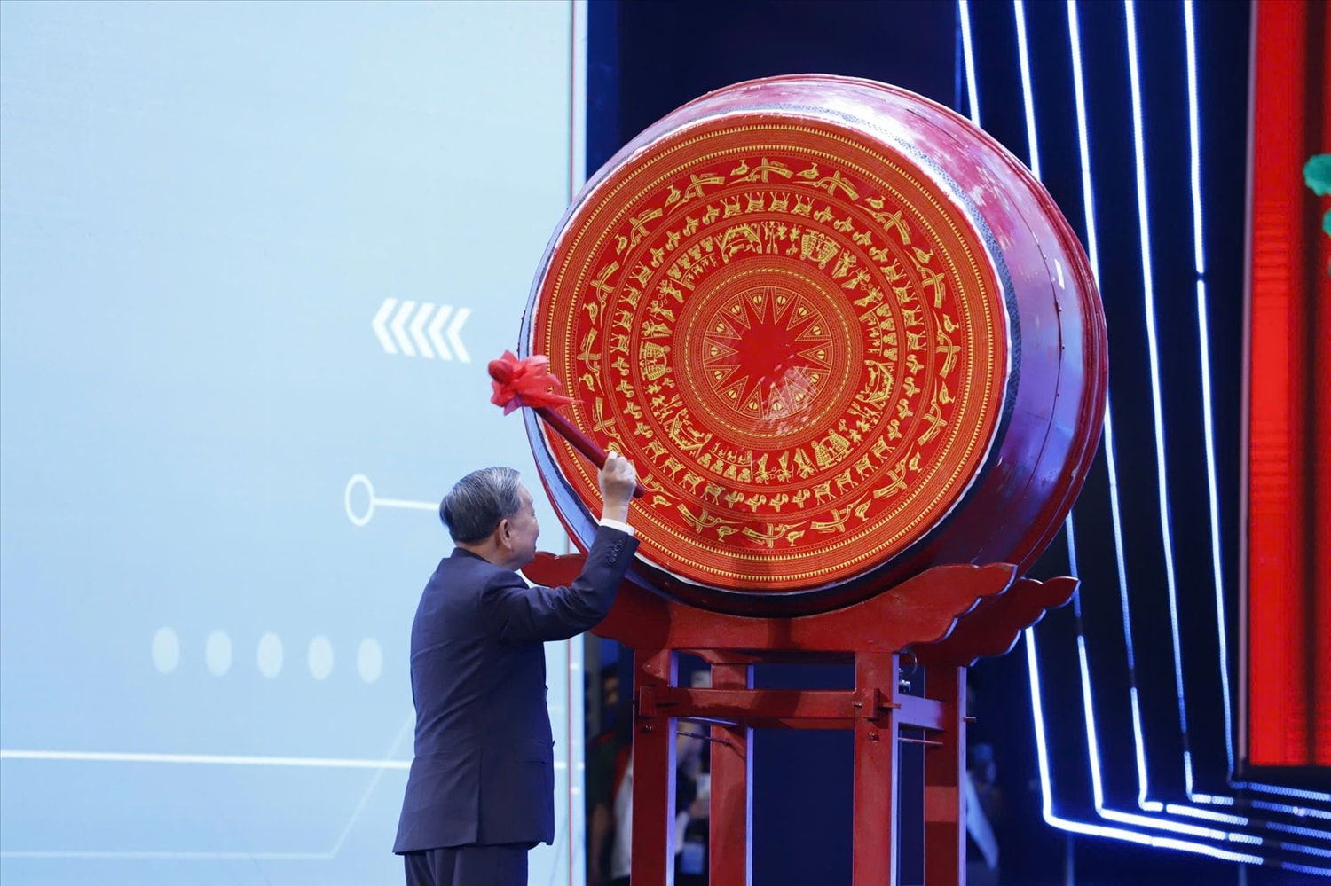 Tổng Bí thư Tô Lâm đánh trống khai giảng năm học mới Tổng Bí thư Tô Lâm đánh trống khai giảng năm học mới