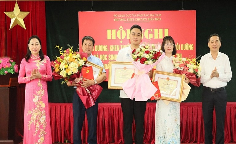 Lãnh đạo tỉnh Hà Nam (cũ) tặng hoa, Bằng khen của Chủ tịch Ủy ban nhân dân tỉnh cho giáo viên bồi dưỡng và học sinh đoạt Huy chương Vàng Olympic Hóa học quốc tế Abu Rayhan Beruni 2025.(ảnh CTV