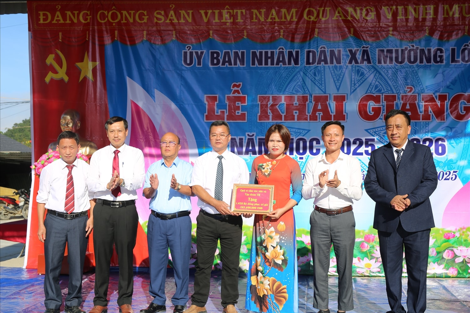 	Năm học 2025-2026, Quỹ Tâm vóc Việt và Tập đoàn TH tặng các bậc học xã Mường Lống 1.428 bộ đồng phục trị giá hơn 285 nghìn đồng - Ảnh Thanh Hải