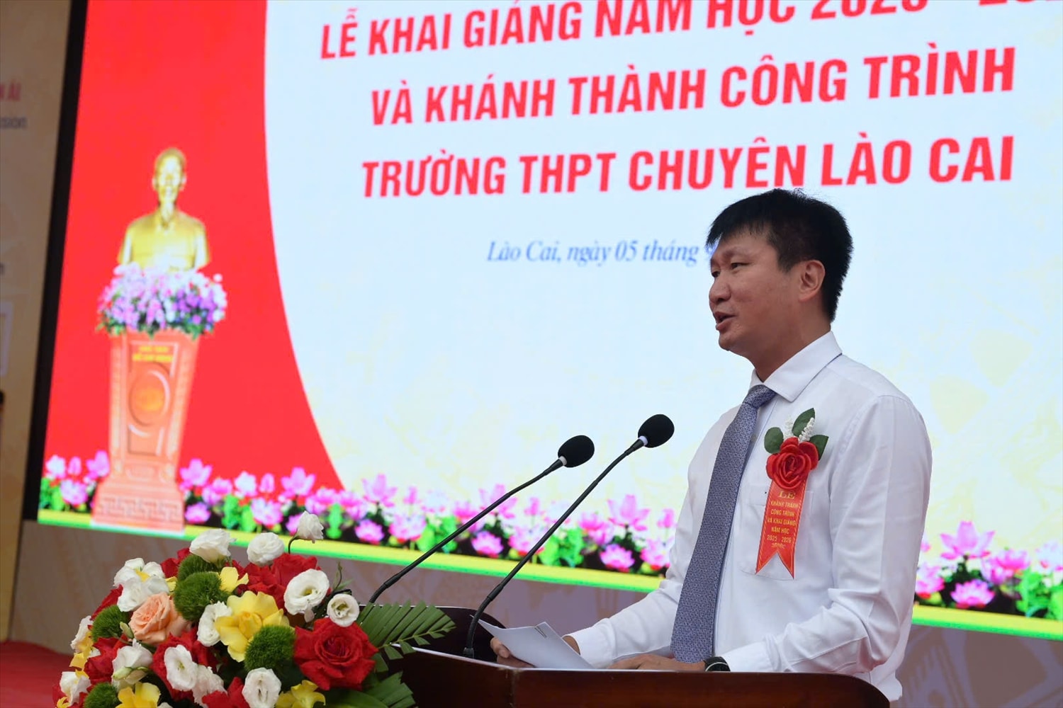 Chủ tịch UBND tỉnh Lào Cai Trần Huy Tuấn phát biểu tại buổi lễ khai giảng (ảnh Trọng Bảo)