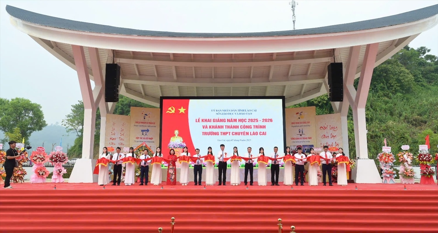 Cắt băng khánh thành trường THPT Chuyên Lào Cai (ảnh Trọng Bảo)