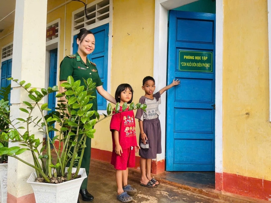 Mẹ Vân (Thiếu tá Nguyễn Thị Vân) đưa 2 con về nơi ở tại đơn vị (Ảnh: BP cung cấp)