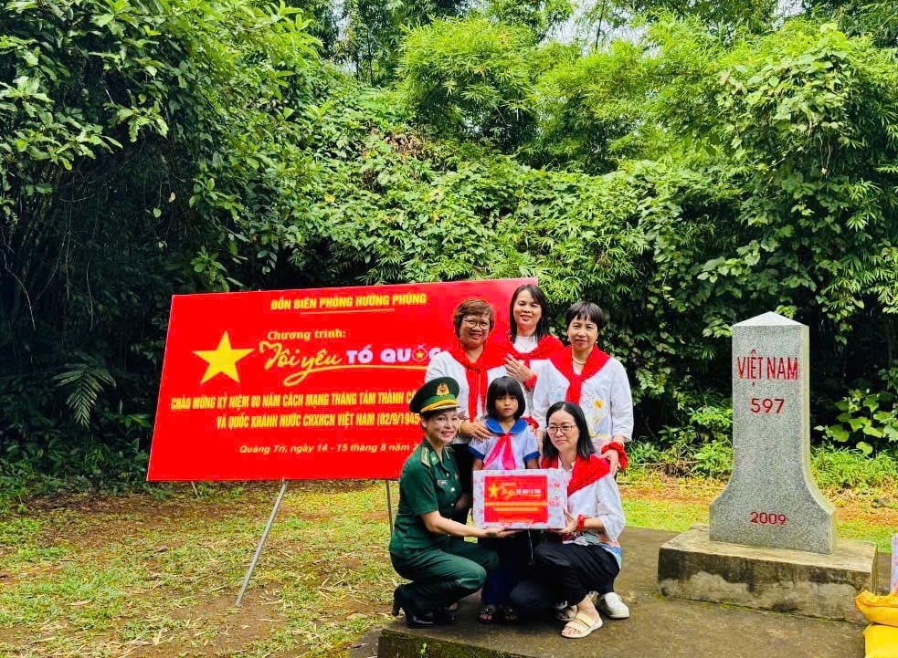 Cùng với việc học văn hóa, tình yêu Tổ quốc thiêng liêng cũng được bồi đắp thêm trong tâm hồn các em (Ảnh: BP cung cấp)  