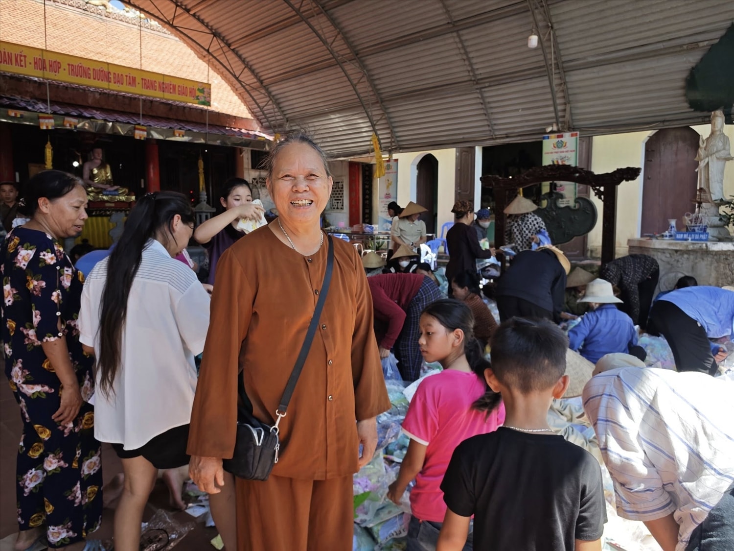 Vu Lan không chỉ dừng ở phạm vi gia đình, mà còn lan tỏa tinh thần nhân ái đến cộng đồng xã hội. Vu Lan không chỉ dừng ở phạm vi gia đình, mà còn lan tỏa tinh thần nhân ái đến cộng đồng xã hội.