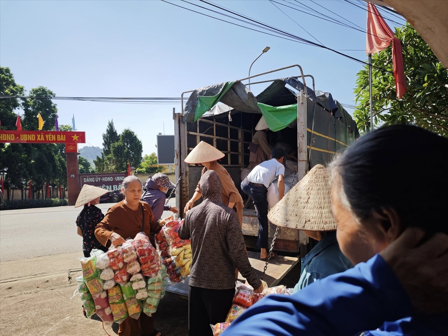 Phật tử chùa Khai Nguyên (xã Đoài Phương - Hà Nội) từ thiện tại xã Yên Bài - Hà Nội nhân dịp Vu lan 2025 Phật tử chùa Khai Nguyên (xã Đoài Phương - Hà Nội) từ thiện tại xã Yên Bài - Hà Nội nhân dịp Vu lan 2025