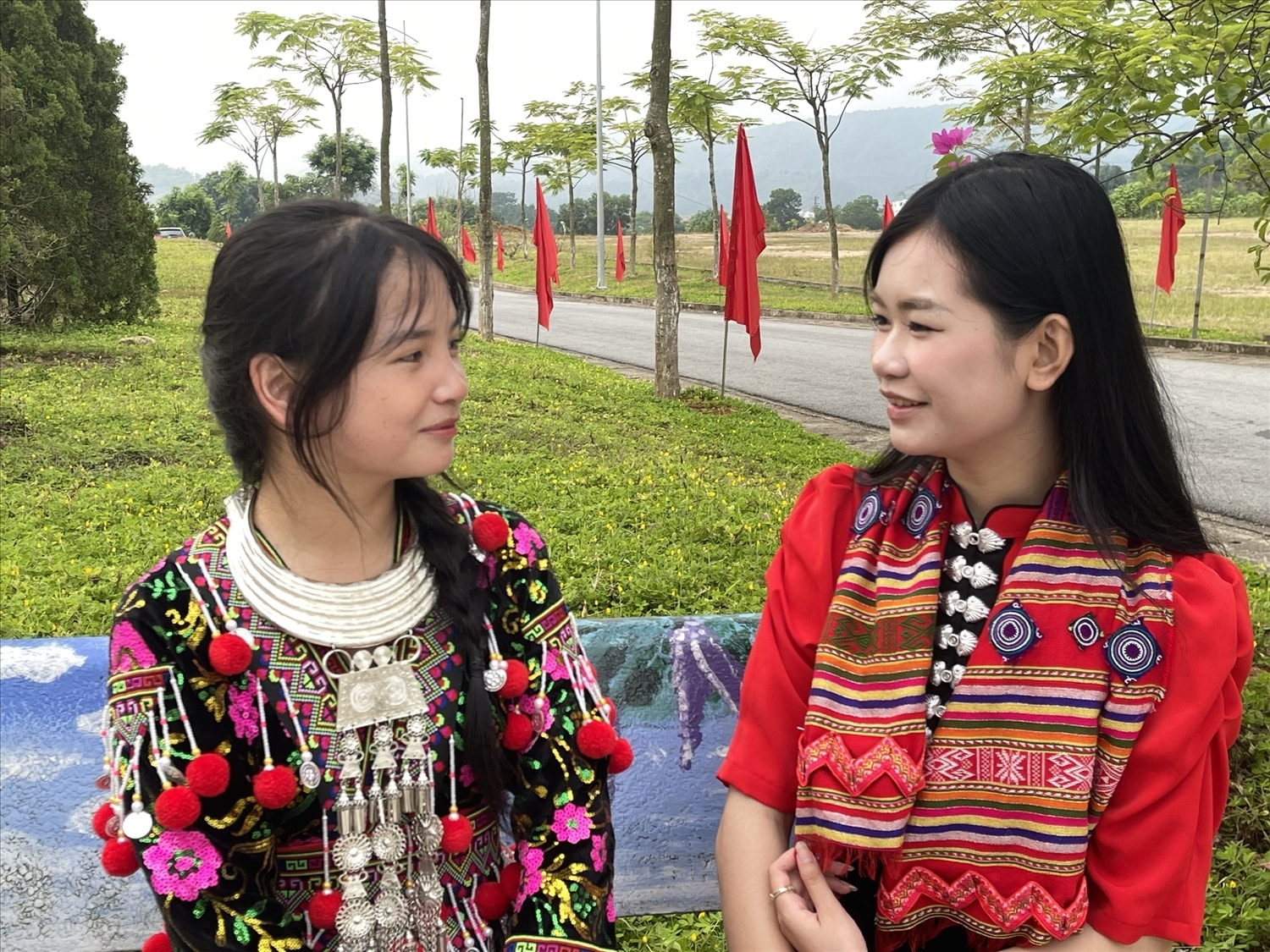Học sinh Trường Phổ thông Dân tộc nội trú Lào Cai mừng vui gặp lại nhau trong ngày tựu trường sau những ngày nhỉ hè về với gia đình - Ảnh Trọng Bảo