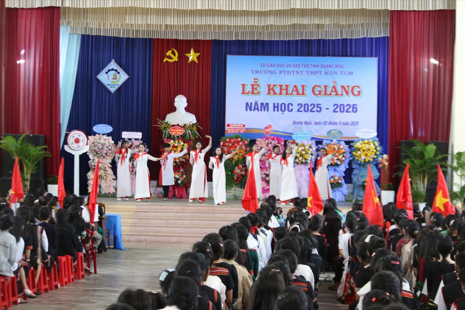 Văn nghệ chào mừng Lễ Khai giảng năm học mới của Trường Phổ thông Dân tộc nội trú THPT Kon Tum- Ảnh Ngọc Chí