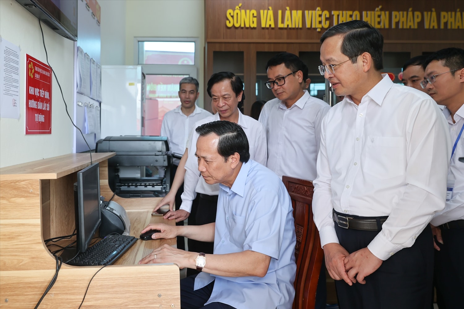 Bộ trưởng Đào Ngọc Dung kiểm tra vận hành trang thiết bị công nghệ thông tin tại Trung tâm Hành chính công xã Đồng Hỷ 