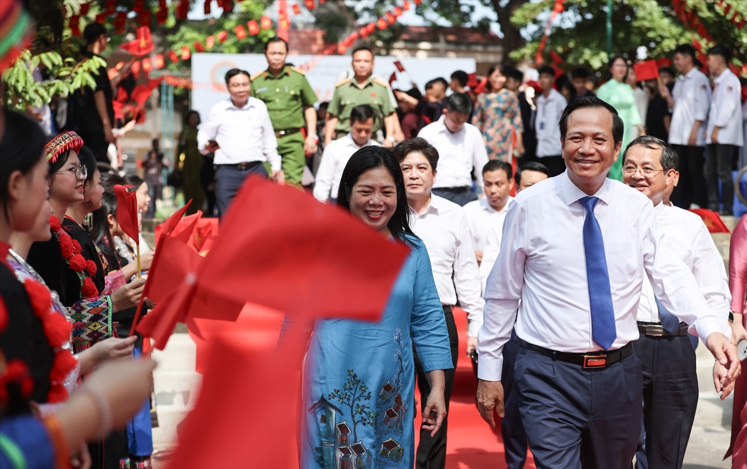 Bộ trưởng Đào Ngọc Dung dự Lễ khai giảng tại Trường Phổ thông Vùng cao Việt Bắc