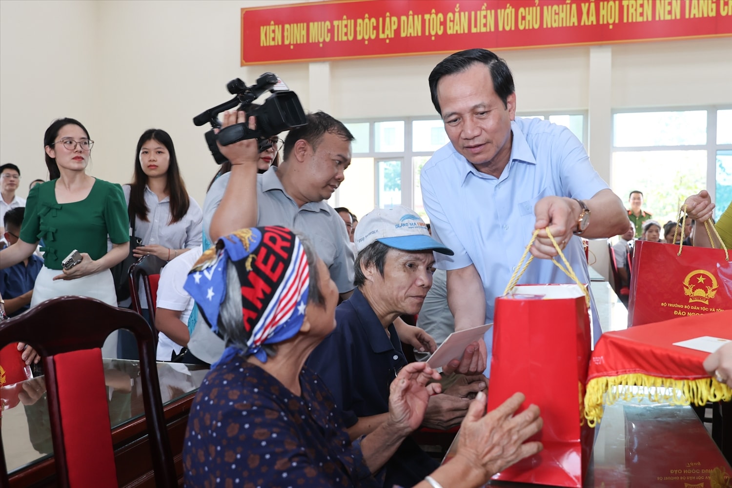 Bộ trưởng Đào Ngọc Dung tặng quà cho hộ nghèo người DTTS xã Đồng Hỷ