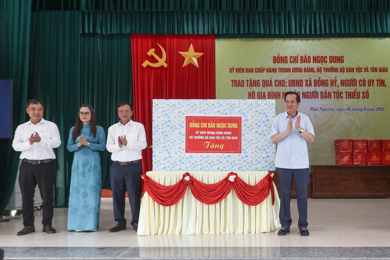 Bộ trưởng Đào Ngọc Dung tặng xã Đồng Hỷ Tivi trị giá hơn 21 triệu đồng