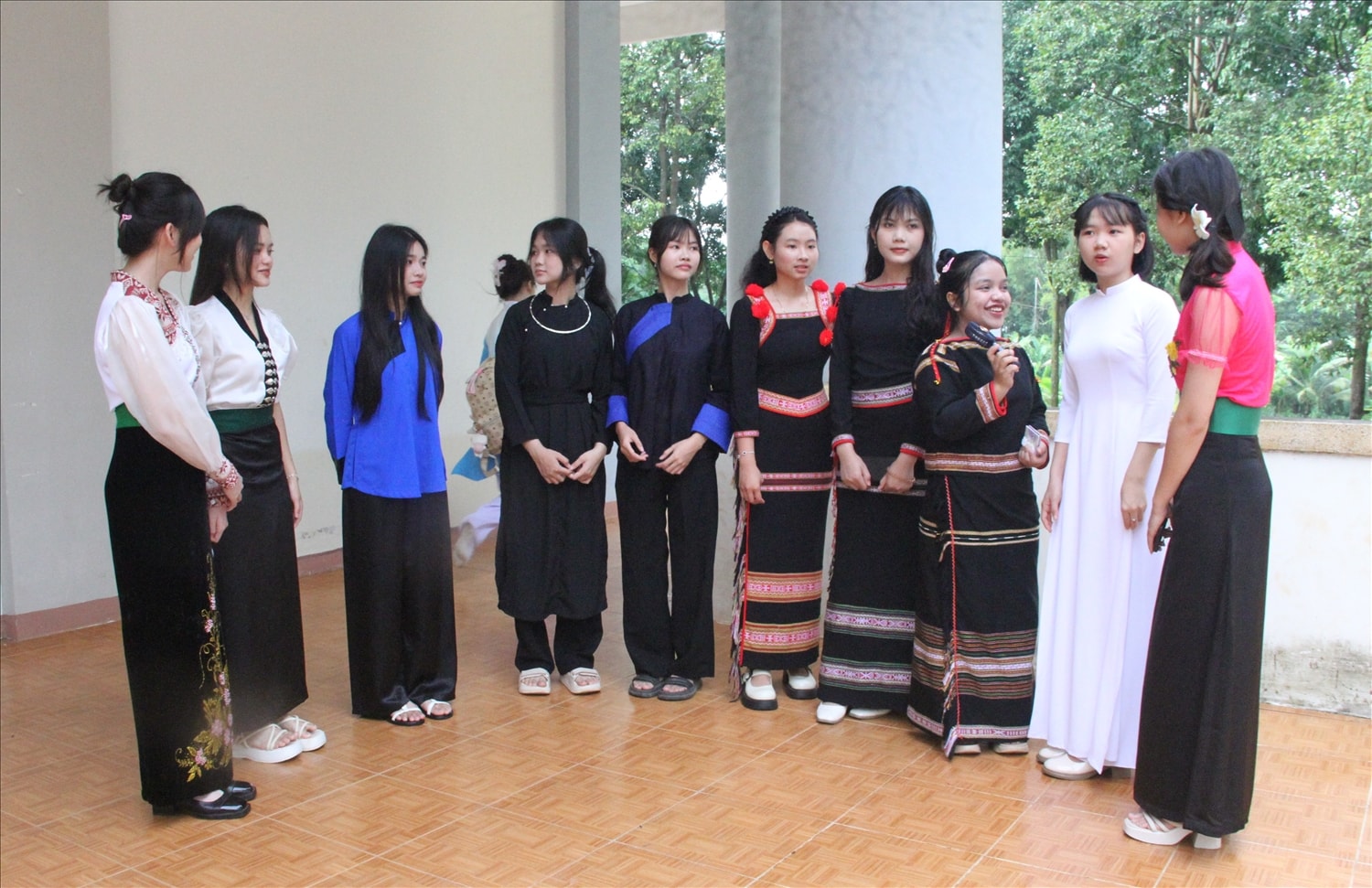 Học sinh các dân tộc thiểu số tỉnh Đắk Lắk mang trên mình những bộ trang phục truyền thống rực rỡ (ảnh: Lê Hường) Học sinh các dân tộc thiểu số tỉnh Đắk Lắk mang trên mình những bộ trang phục truyền thống rực rỡ (ảnh: Lê Hường)