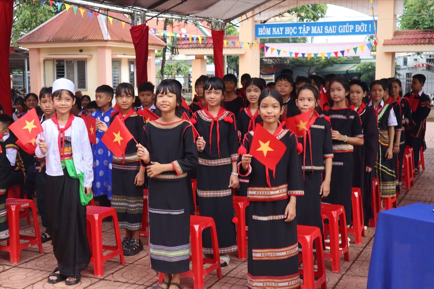 Em kg bài ảnh: Sắc màu thổ cẩm các dân tộc Đắk Lắk ngày khai giảng 7
