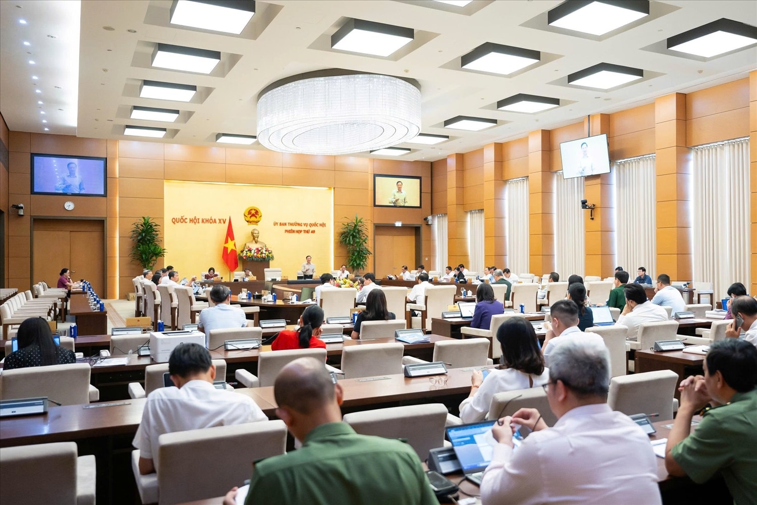 Quang cảnh phiên họp của Ủy ban Thường vụ Quốc hội cho ý kiến về dự án Luật Hàng không dân dụng Việt Nam (sửa đổi)