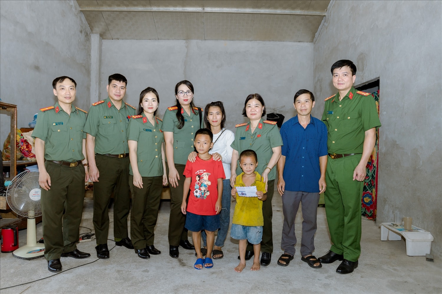 Thượng tá Tạ Thị Bích Thủy, Phó Chánh Thanh tra Công an tỉnh Tuyên Quang cùng đoàn công tác đã đến thăm hỏi, động viên và tặng quà hai hộ gia đình chị Bàn Thị Vui và chị Lý Thị Mai.