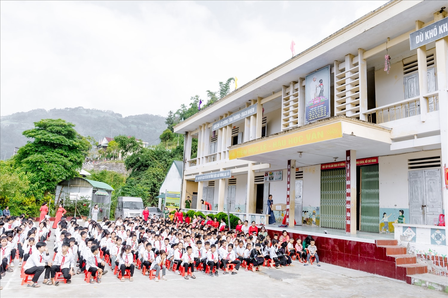 Các em học sinh Trường TH&THCS Đản Ván trong ngày khai trường.