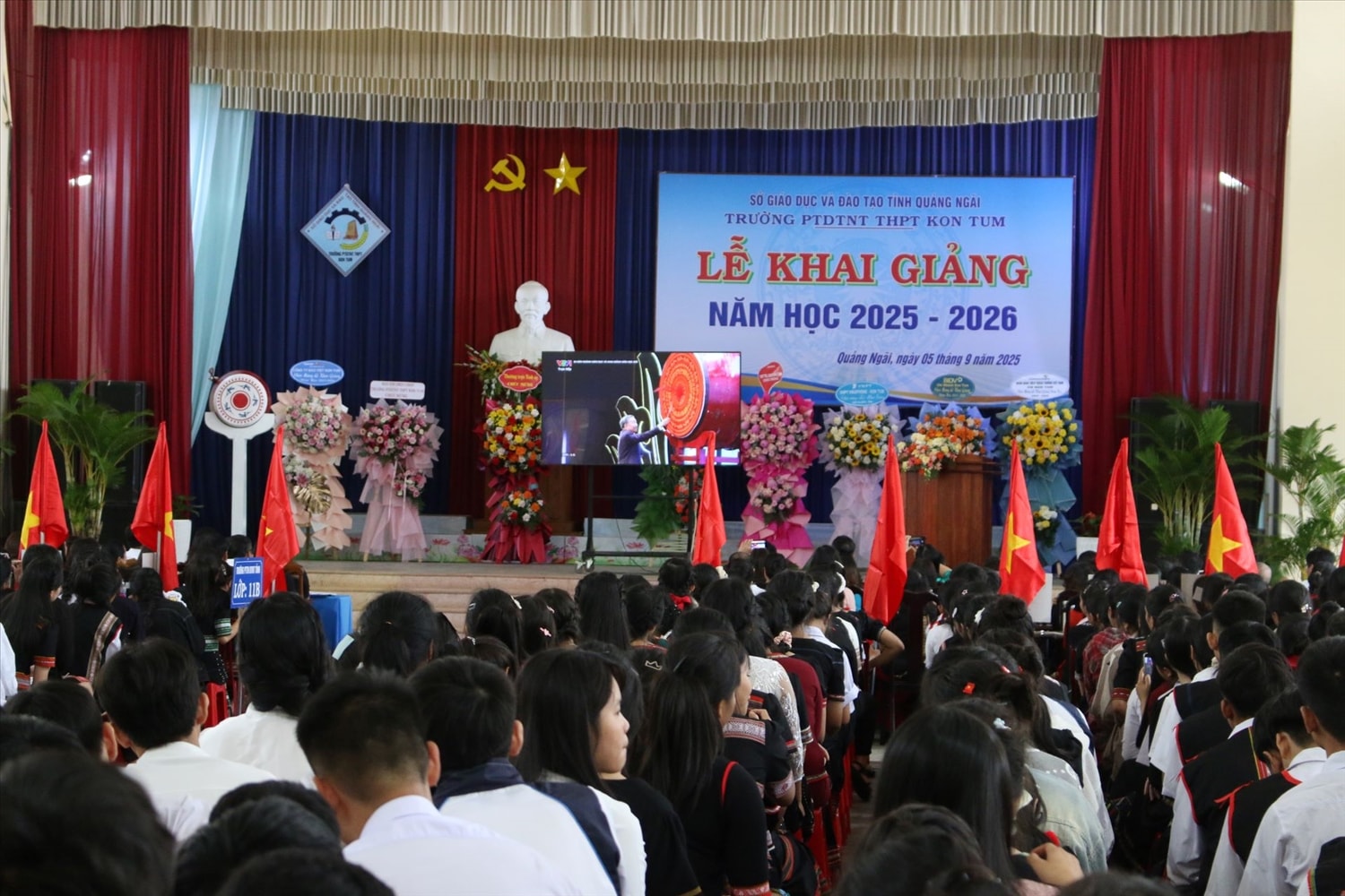 Các em học sinh theo dõi Tổng Bí thư Tô Lâm đánh trống khai giảng năm học mới 2025 – 2026. (Ảnh: Ngọc Chí)