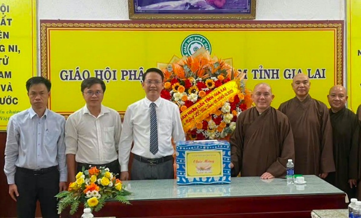 Ông Phan Đỗ Minh Thanh Anh, Phó Giám đốc Sở Dân tộc và Tôn giáo (thứ 3 từ trái sang) trao lẵng hoa chúc mừng Ban Trị sự GHPGVN tỉnh nhân dịp Đại lễ Vu lan Phật lịch 2569 (Ảnh T.N)