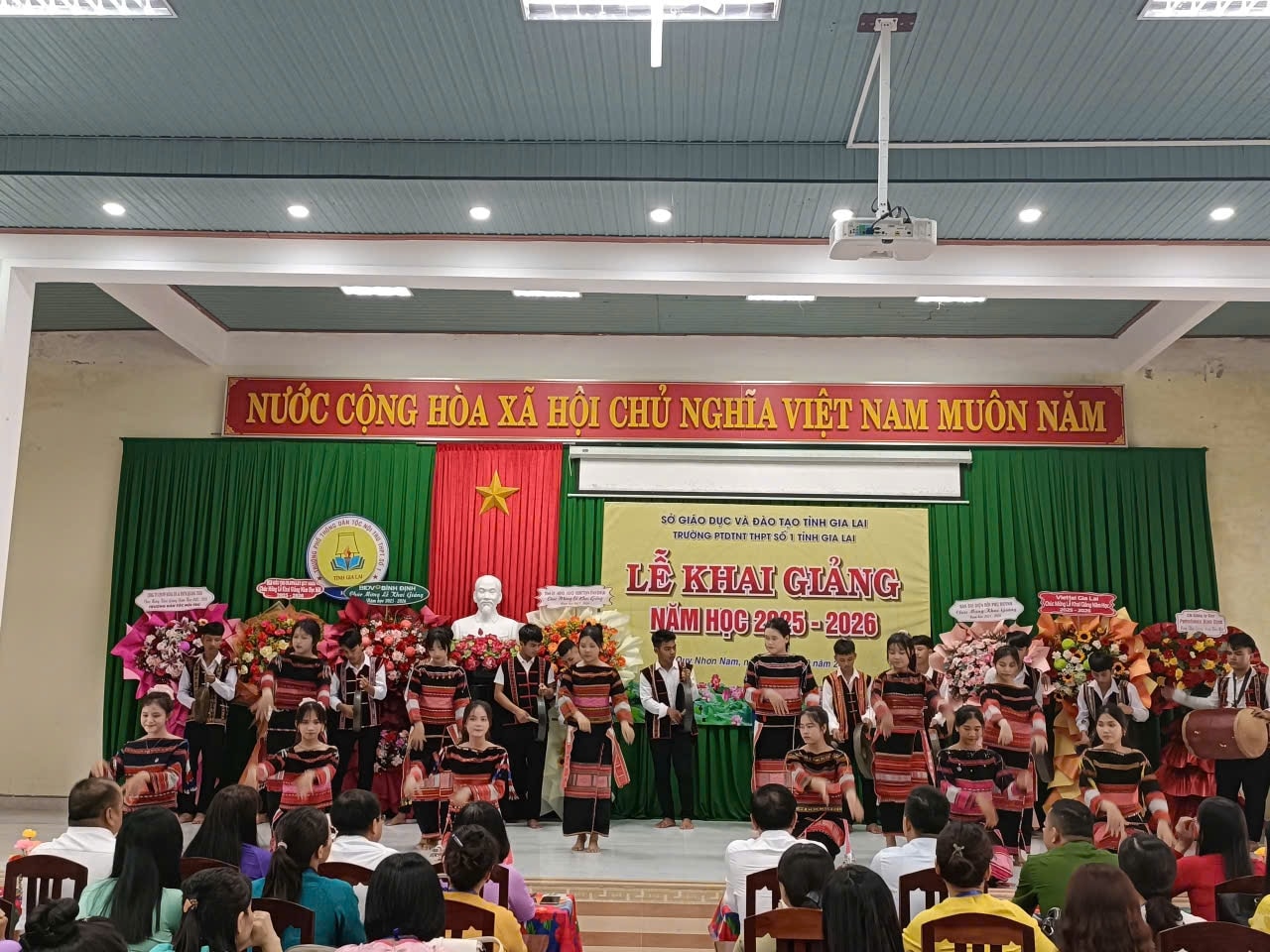 Các em học sinh Trường PTDTNT THPT số 1 tỉnh Gia Lai biểu diễn văn nghệ trong Lễ khai giảng năm học mới 2025 - 2026 (Ảnh T.N)