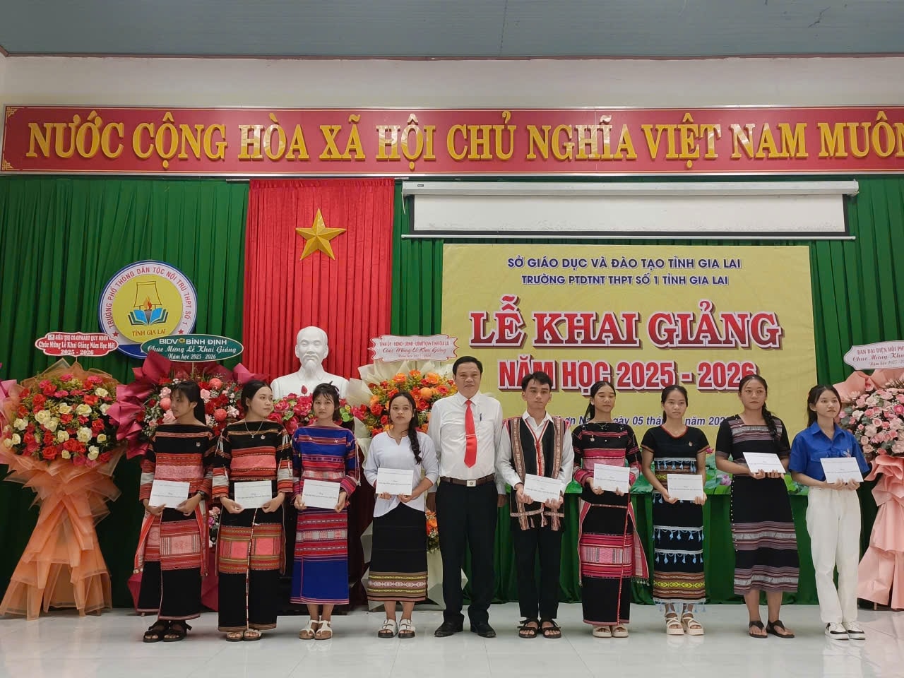Lãnh đạo tỉnh Gia Lai tặng quà cho các em học sinh Trường PTDTNT THPT số 1 tỉnh Gia Lai có hoàn cảnh khó khăn, vượt khó học giỏi   (Ảnh T.N)