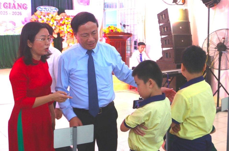 Chủ tịch UBND tỉnh Gia Lai Phạm ANh Tuấn động viên các em học sinh Trường Chuyên biệt Hy vọng Quy Nhơn trong Lễ khai giảng năm học mới 2025 - 2026 (Ảnh T.N)