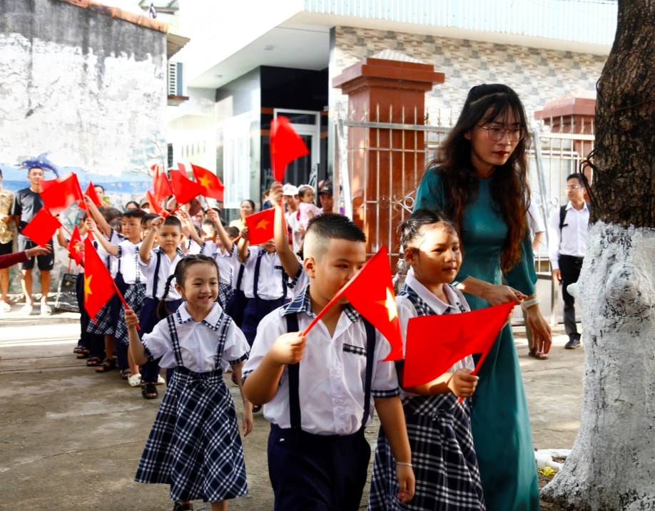 Cô và trò Trường Tiểu học và THCS Nhơn Châu  háo hức chào đón năm học mới 2025 - 2026 (Ảnh T.N)