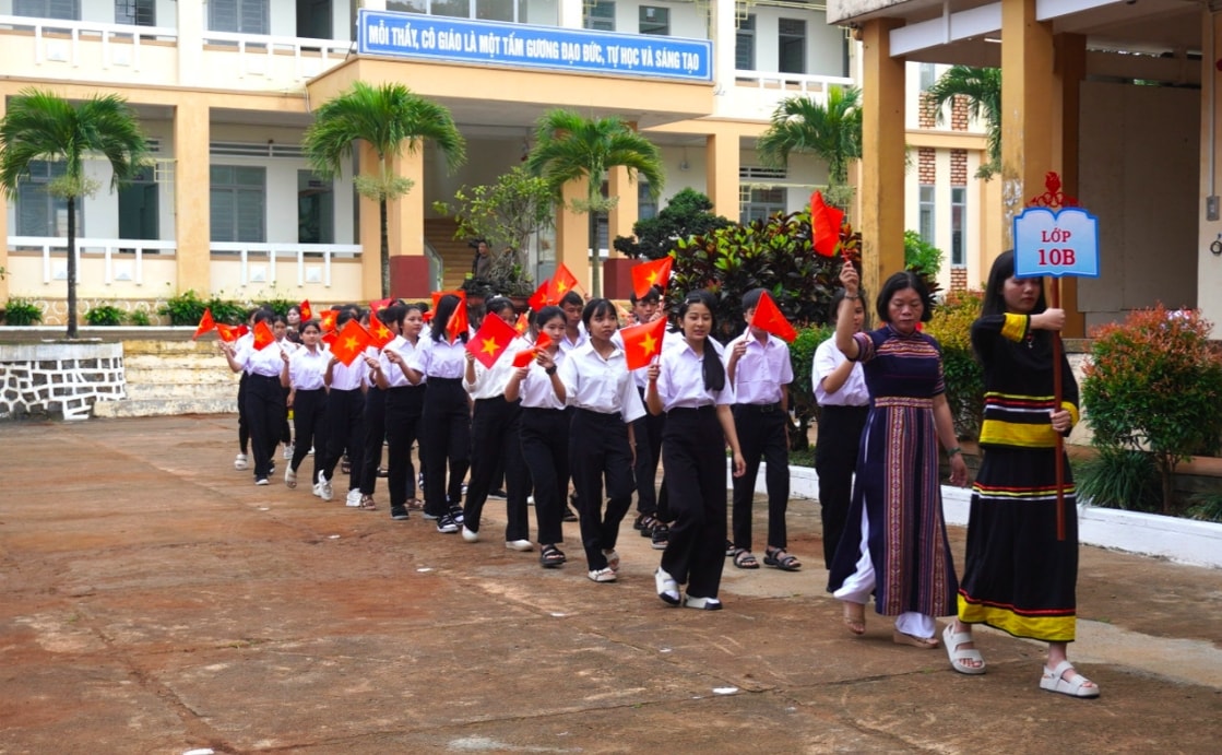 Các em học sinh Trường PTDTNT THPT số 2 tỉnh Gia Lai hân hoan chào đón năm học mới  (Ảnh T.N)