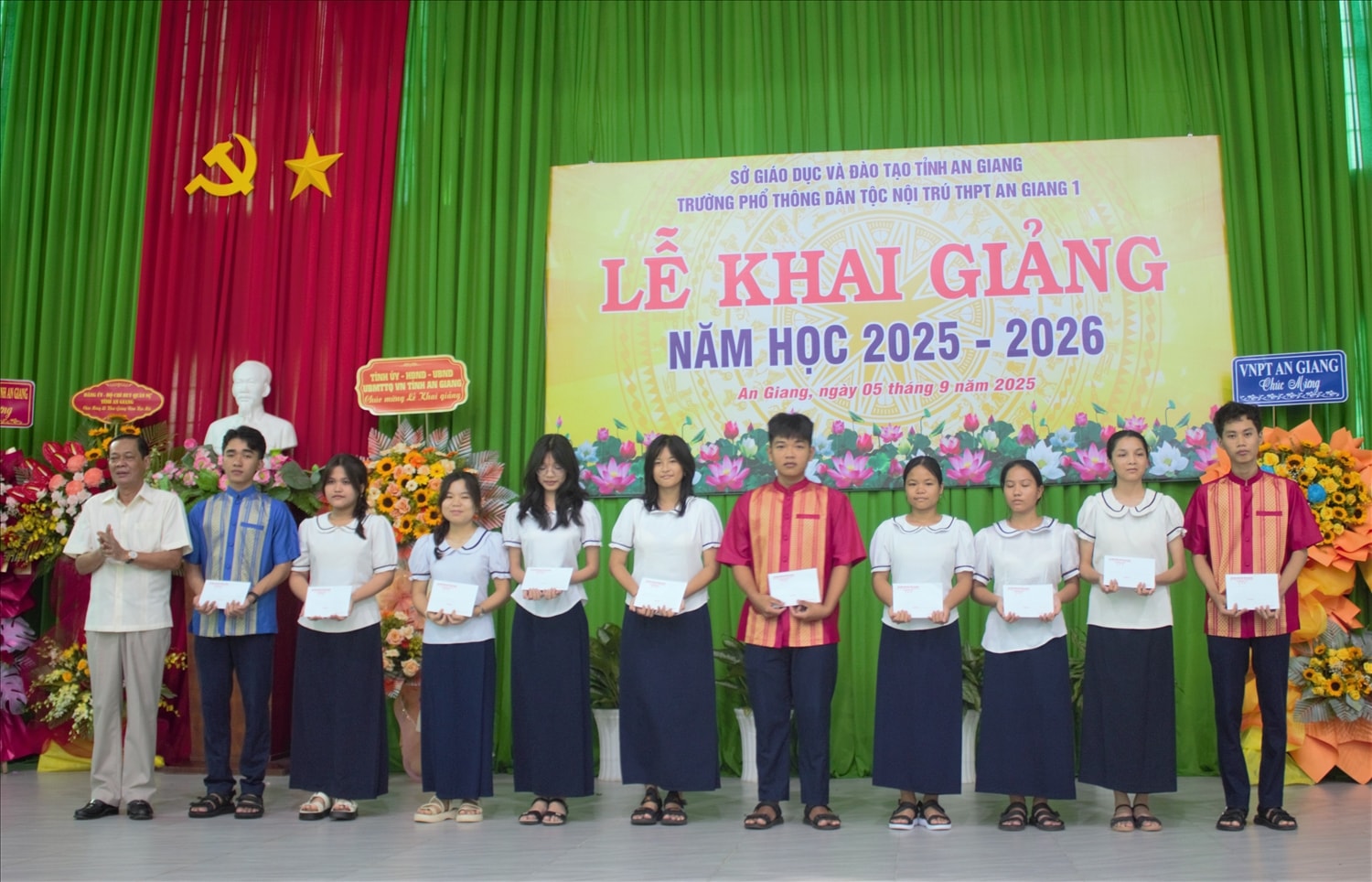 Lãnh đạo tỉnh An Giang trao học bổng cho các em học sinh của Trường Phổ thông Dân tộc nội trú An Giang 1